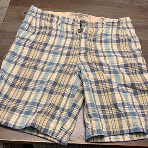 Abercrombie and Fitch men’s plaid cargo shorts. Size 32
